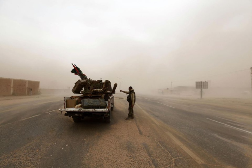 En 2012, près de Sebha, un soldat et un pick-up. Photo Anis Mili. Reuters. En 2012, près de Sebha, un soldat et un pick-up. Photo Anis Mili. Reuters.