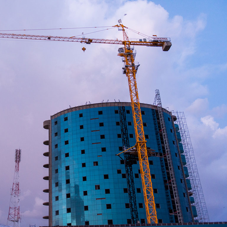 Un bâtiment, co-financé par la Banque mondiale, en construction à N'Djamena. © banque mondiale.