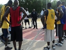 Le Ministre Djibert Younous avec les Sao Basketball. Journaldutchad.org