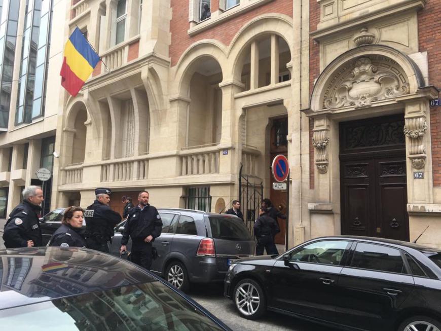 Le #Tchad dénonce un "acte criminel" après le saccage de son Ambassade à Paris. © DR