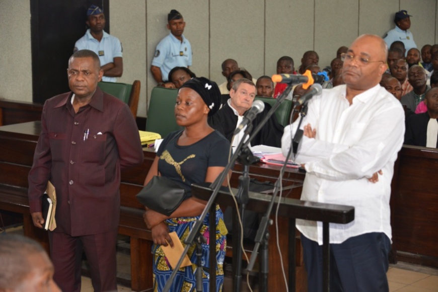 Okombi Salissa devant la barre. Okombi Salissa devant la barre.