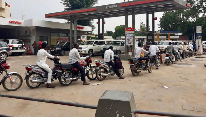 Une file d'attente devant une station service de N'Djamena. © Alwihda Info