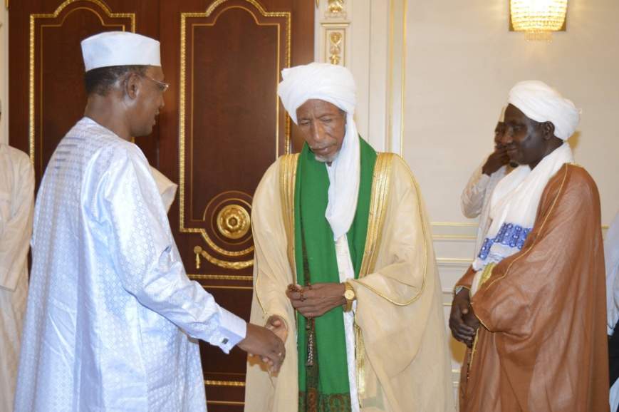 Le président du CSAI salue le chef de l'Etat idriss Déby, le 25 juin 2017. © DR/Pr