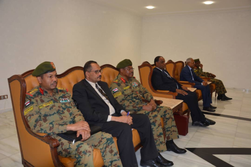 La délégation soudanaise accueilli lundi à l'aéroport de N'Djamena. © MAE