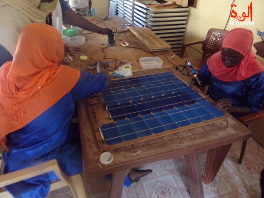Tchad : à Tissi, les femmes veulent pérenniser l'usine de panneaux solaires. © Alwihda Info Tchad : à Tissi, les femmes veulent pérenniser l'usine de panneaux solaires. © Alwihda Info