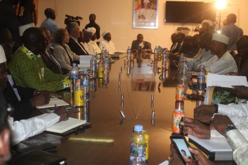 Tchad : le ministre des Finances Tahir Hamid Nguilin rencontre le patronat. © Alwihda Info Tchad : le ministre des Finances Tahir Hamid Nguilin rencontre le patronat. © Alwihda Info