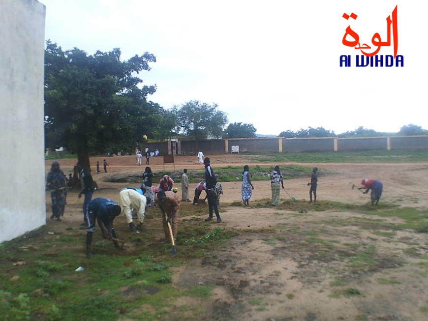 Tchad : une opération de salubrité à Goz Beida. © Alwihda Info Tchad : une opération de salubrité à Goz Beida. © Alwihda Info
