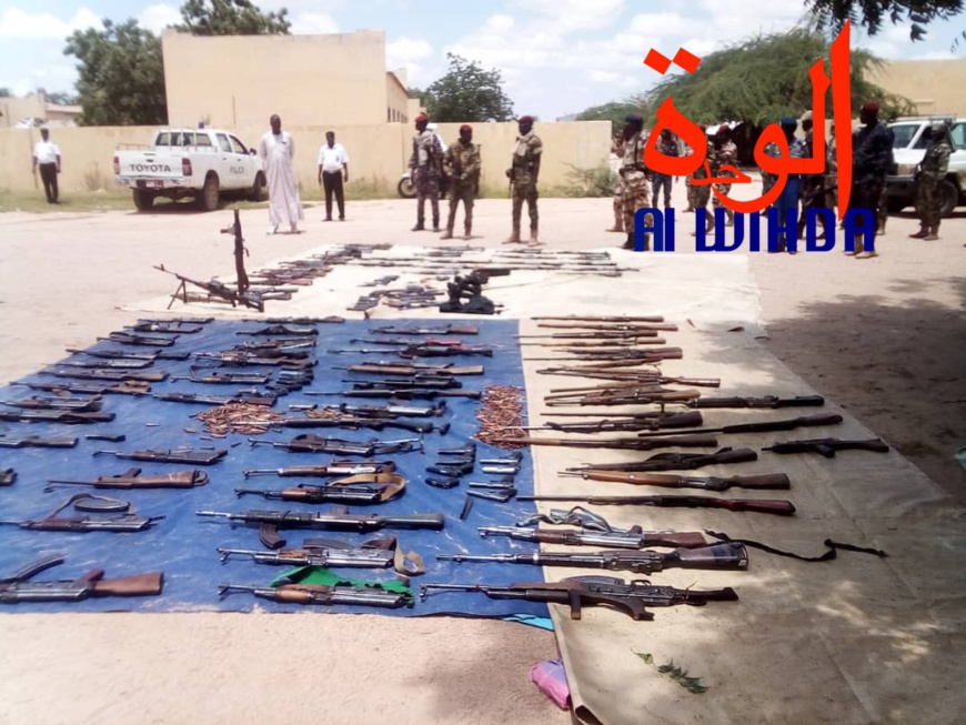 Tchad : une centaine d'armes de guerre saisies dont un lance-roquettes au Ouaddaï. © Alwihda Info Tchad : une centaine d'armes de guerre saisies dont un lance-roquettes au Ouaddaï. © Alwihda Info