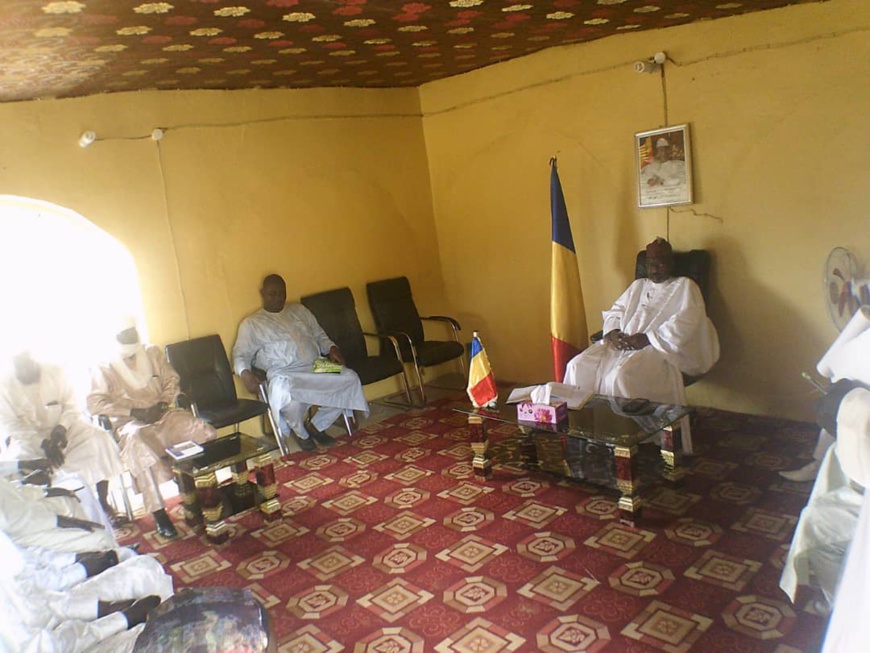 Tchad : le gouverneur de Sila rencontre les commerçants et chefs administratifs. © Alwihda Info Tchad : le gouverneur de Sila rencontre les commerçants et chefs administratifs. © Alwihda Info