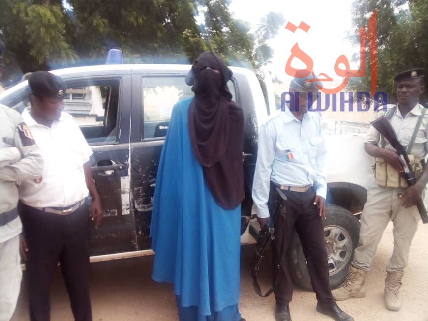 Tchad : un homme vêtu d'une burqa interpellé par la police. © Alwihda Info Tchad : un homme vêtu d'une burqa interpellé par la police. © Alwihda Info