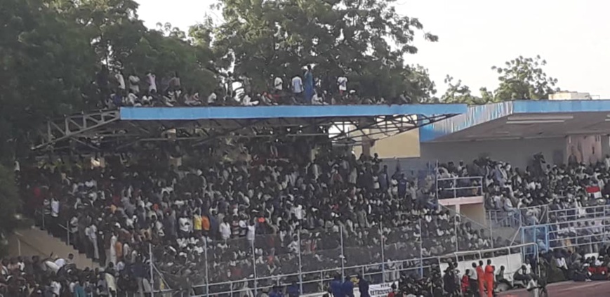 Tchad : stade bondé à N'Djamena, les supporters grimpent aux arbres ou sur les toits Tchad : stade bondé à N'Djamena, les supporters grimpent aux arbres ou sur les toits