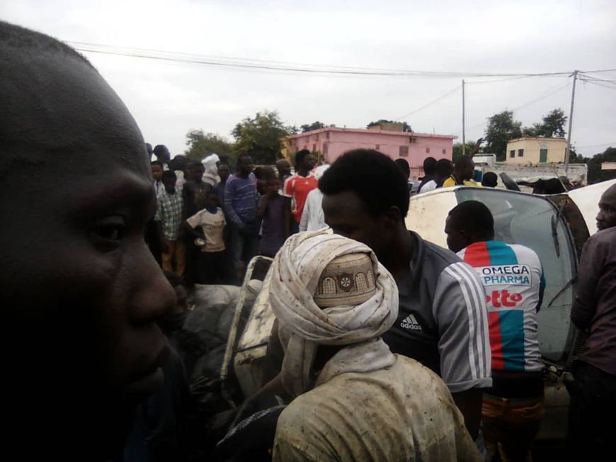 Tchad : un véhicule et ses occupants tombent dans un caniveau après un accident. © Alwihda Info