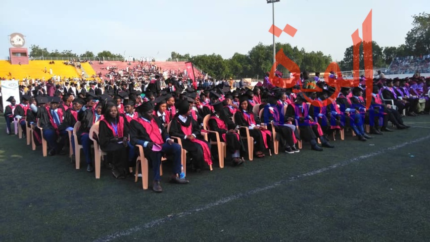 Tchad : 674 lauréats reçoivent leur diplôme de fin d'études universitaires. © Alwihda Info Tchad : 674 lauréats reçoivent leur diplôme de fin d'études universitaires. © Alwihda Info