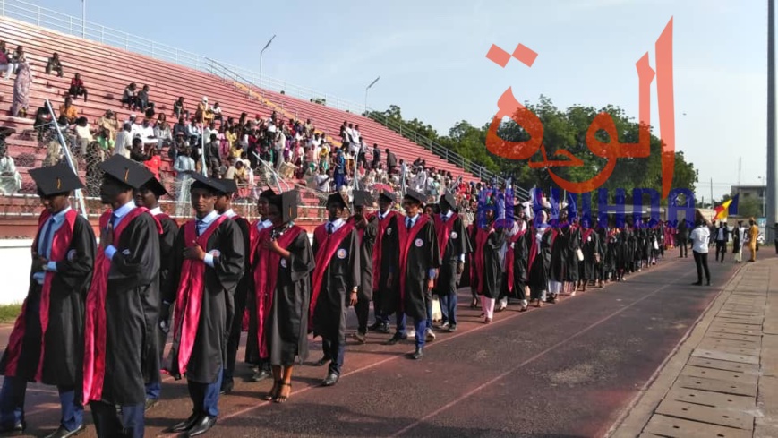 Tchad : 674 lauréats reçoivent leur diplôme de fin d'études universitaires. © Alwihda Info Tchad : 674 lauréats reçoivent leur diplôme de fin d'études universitaires. © Alwihda Info