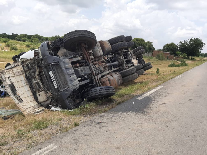 Tchad : un gros porteur fait un tonneau à Mongo. © Alwihda Info