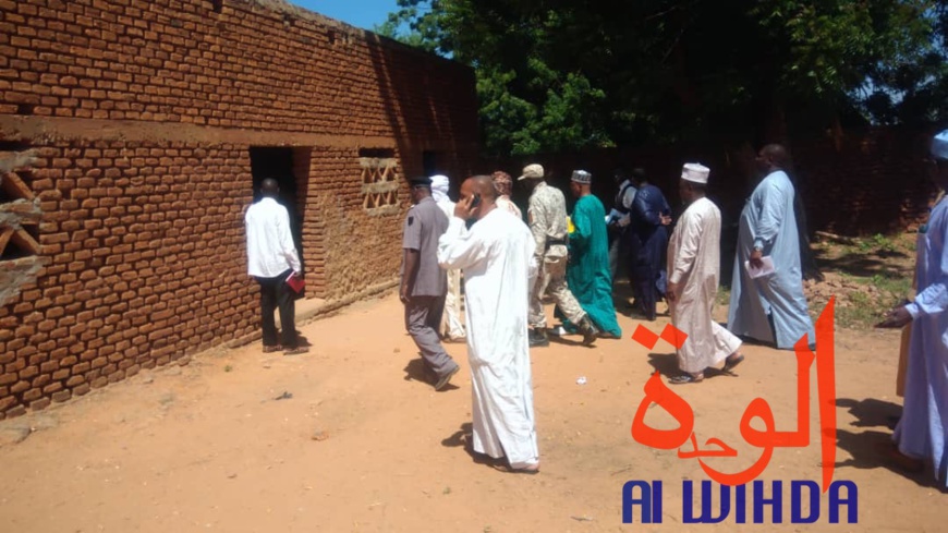 Tchad : tournée du gouverneur de Sila dans les établissements scolaires. © Alwihda Info Tchad : tournée du gouverneur de Sila dans les établissements scolaires. © Alwihda Info