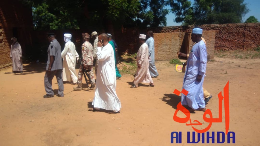 Tchad : tournée du gouverneur de Sila dans les établissements scolaires. © Alwihda Info Tchad : tournée du gouverneur de Sila dans les établissements scolaires. © Alwihda Info