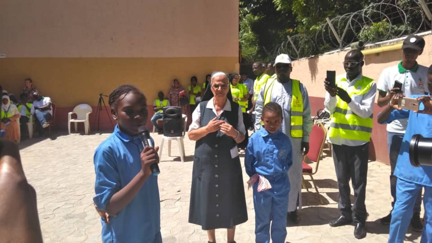 La plateforme Citoyens sans frontières lors d'une opération de sensibilisation à l'école Béguinage à N'Djamena, dans le cadre de la semaine de la citoyenneté, édition 2019. © Alwihda Info La plateforme Citoyens sans frontières lors d'une opération de sensibilisation à l'école Béguinage à N'Djamena, dans le cadre de la semaine de la citoyenneté, édition 2019. © Alwihda Info