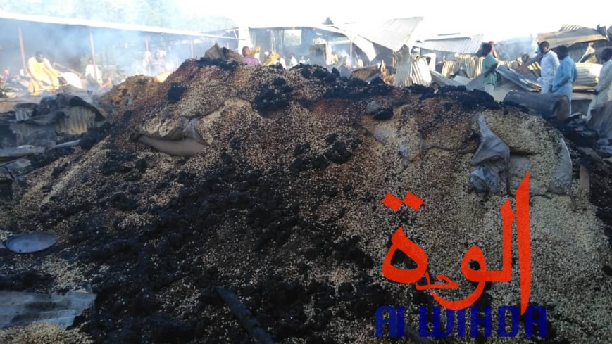 Tchad : des dégâts après l’incendie au marché de Dembé. © Alwihda Info Tchad : des dégâts après l’incendie au marché de Dembé. © Alwihda Info