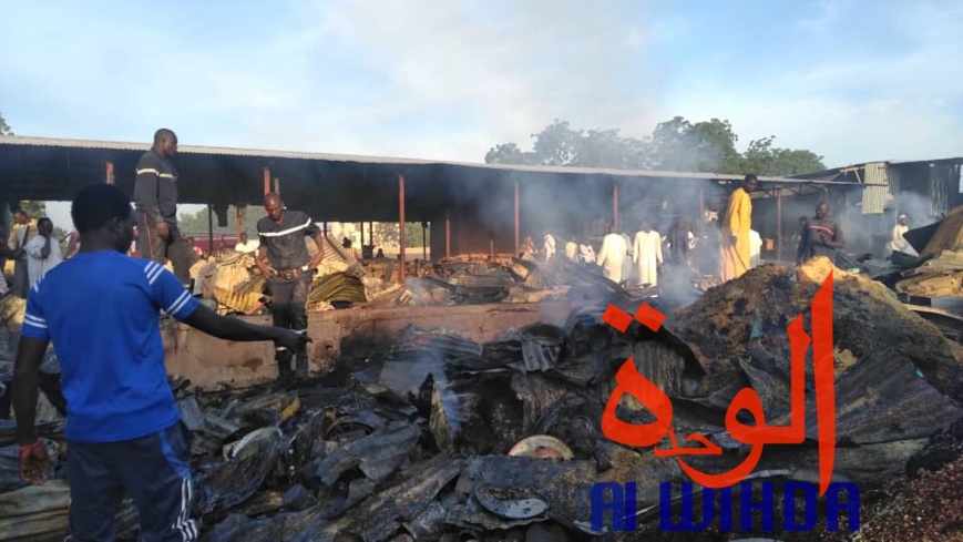 Tchad : au moins 73 hangars détruits après l'incendie du marché de Dembé. © Alwihda Info Tchad : au moins 73 hangars détruits après l'incendie du marché de Dembé. © Alwihda Info