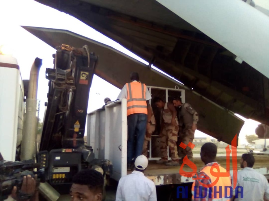 Tchad : un avion cargo transportant des oryx et addax se pose à l'aéroport d'Abéché. © Alwihda Info Tchad : un avion cargo transportant des oryx et addax se pose à l'aéroport d'Abéché. © Alwihda Info