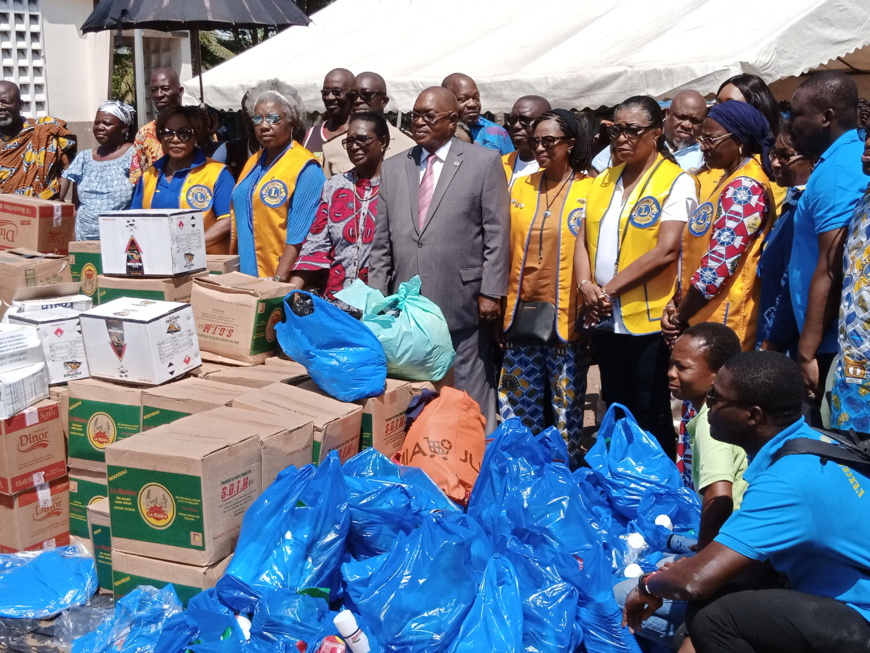 Côte d'Ivoire/Grand-Bassam : Les Lions Clubs de Côte d’Ivoire font don de vivres et non-vivres aux familles sinistrées Côte d'Ivoire/Grand-Bassam : Les Lions Clubs de Côte d’Ivoire font don de vivres et non-vivres aux familles sinistrées