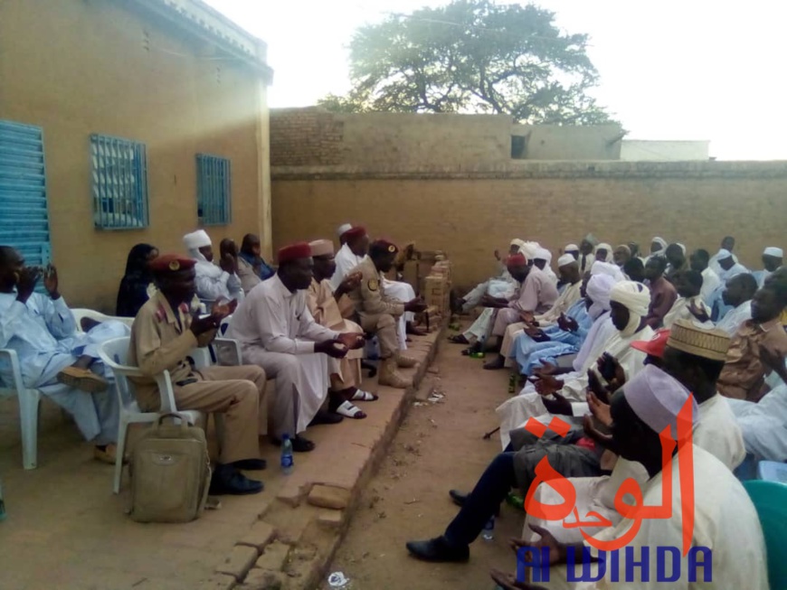 Tchad : au Ouaddaï, les civils convaincus peu à peu par le bienfondé du désarmement. © Alwihda Info Tchad : au Ouaddaï, les civils convaincus peu à peu par le bienfondé du désarmement. © Alwihda Info