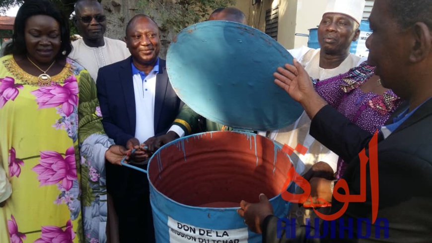 Tchad : l'Église adventiste offre du matériel à la Mairie de N'Djamena pour la salubrité. © Alwihda Info/A.C.H. Tchad : l'Église adventiste offre du matériel à la Mairie de N'Djamena pour la salubrité. © Alwihda Info/A.C.H.