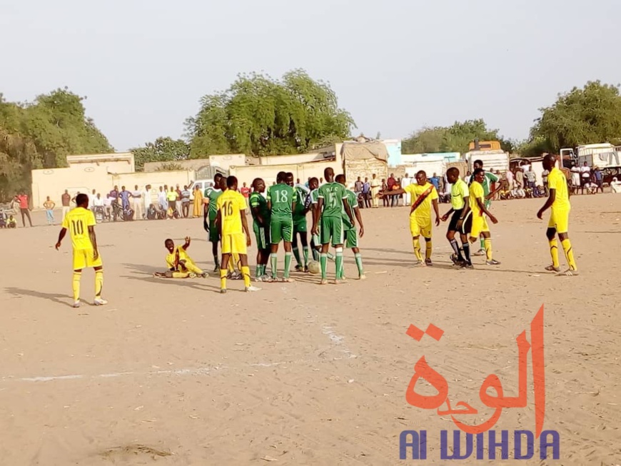 Tchad : le championnat provincial de football draine la foule à Goz Beida. © Alwihda Info/Mahamat Issa Gadaya Tchad : le championnat provincial de football draine la foule à Goz Beida. © Alwihda Info/Mahamat Issa Gadaya