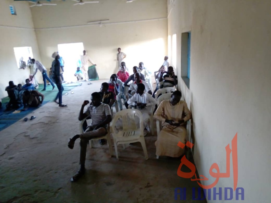Tchad : à Goz Beida, élèves et enseignants débattent sur la violence scolaire. © Mahamat Issa Gadaya/Alwihda Info Tchad : à Goz Beida, élèves et enseignants débattent sur la violence scolaire. © Mahamat Issa Gadaya/Alwihda Info