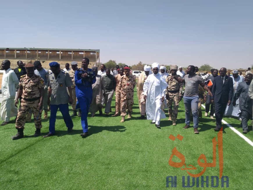 Le début de l'installation de la pelouse synthétique du stade d'Abeché, lundi 17 février 2020. © Hamid Mahamat Issa/Alwihda Info