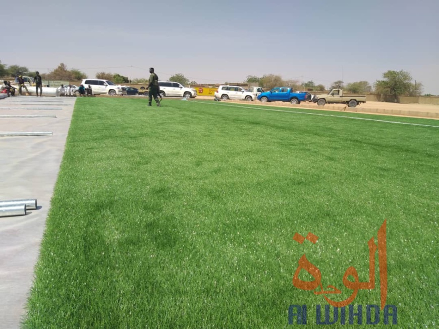 Le début de l'installation de la pelouse synthétique du stade d'Abeché, lundi 17 février 2020. © Hamid Mahamat Issa/Alwihda Info