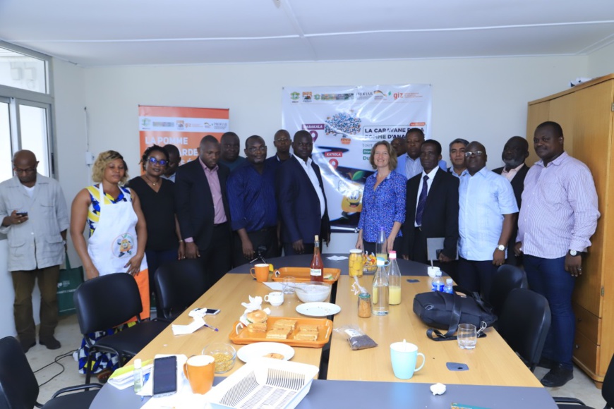 Toute l'équipe du PROFIAB II avec les hommes de média