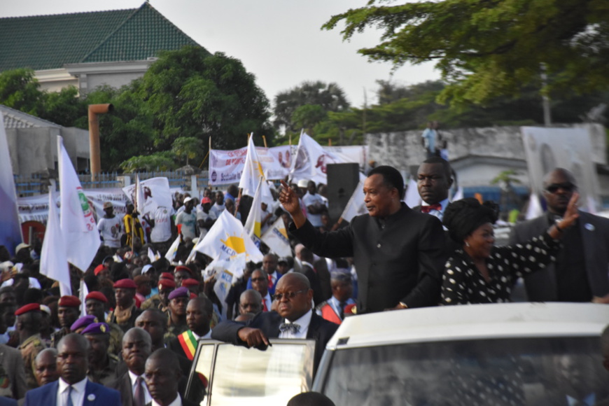 Le couple présidentiel accueilli avec enthousiasme à Pointe-Noire.