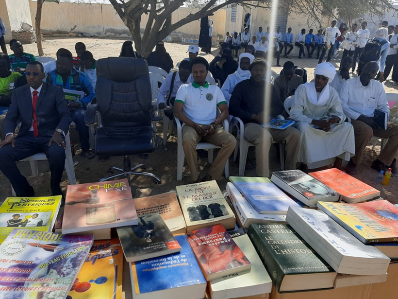 Tchad : à Moussoro, des jeunes offrent 360 livres à un lycée. © DR