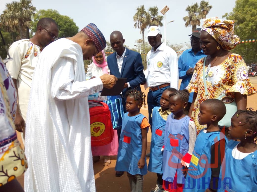 Tchad : "levez la tête, battez vous avec des idées et idéologies". © Golmen Ali/Alwihda Info Tchad : "levez la tête, battez vous avec des idées et idéologies". © Golmen Ali/Alwihda Info