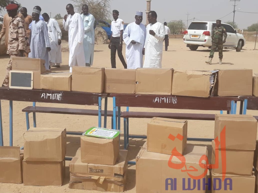 Tchad : à l'Est, 1330 kg de kits et manuels scolaires remis par la France. © Alwihda Info Tchad : à l'Est, 1330 kg de kits et manuels scolaires remis par la France. © Alwihda Info