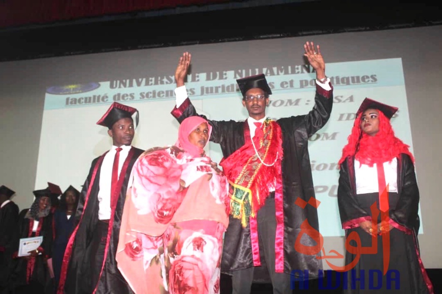 Tchad : parchemin de fin d'études pour la promotion universitaire Nadji Madou Tchad : parchemin de fin d'études pour la promotion universitaire Nadji Madou