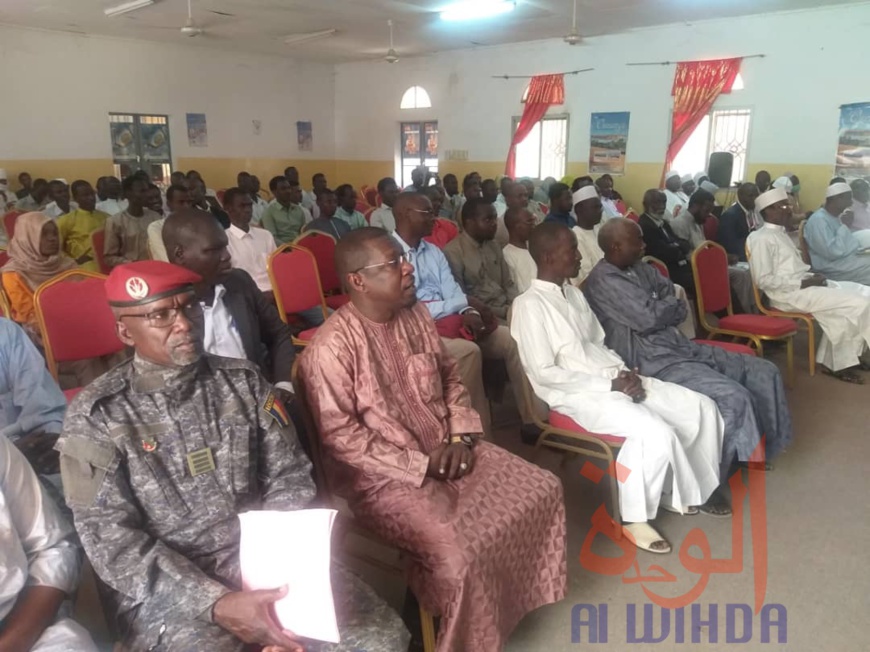 Tchad : une conférence-débat sur les perspectives d'avenir du Dar Ouaddaï. © Alwihda Info Tchad : une conférence-débat sur les perspectives d'avenir du Dar Ouaddaï. © Alwihda Info