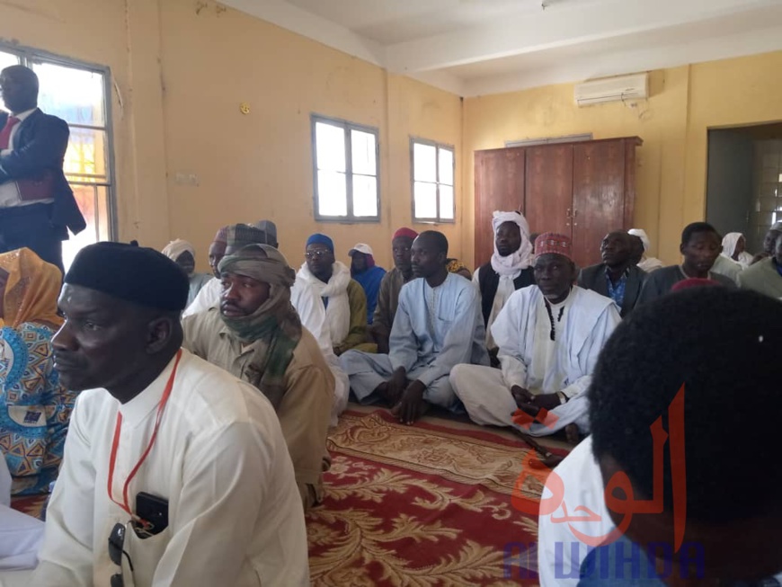 Tchad : au Batha, le général Tatola en tournée auprès de la population. © Hassan Djidda Hassan/Alwihda Info Tchad : au Batha, le général Tatola en tournée auprès de la population. © Hassan Djidda Hassan/Alwihda Info