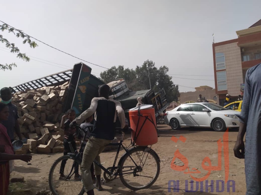 Tchad : un camion renverse sa marchandise en pleine rue à N'Djamena