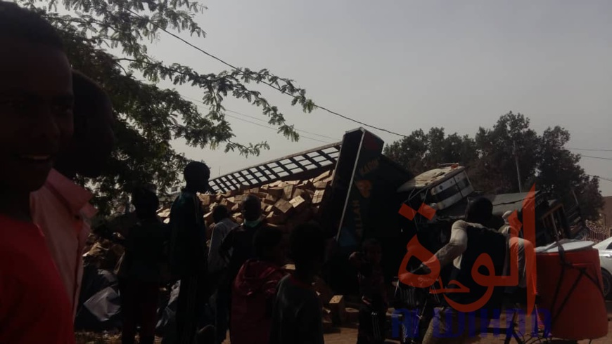 Tchad : un camion renverse sa marchandise en pleine rue à N'Djamena
