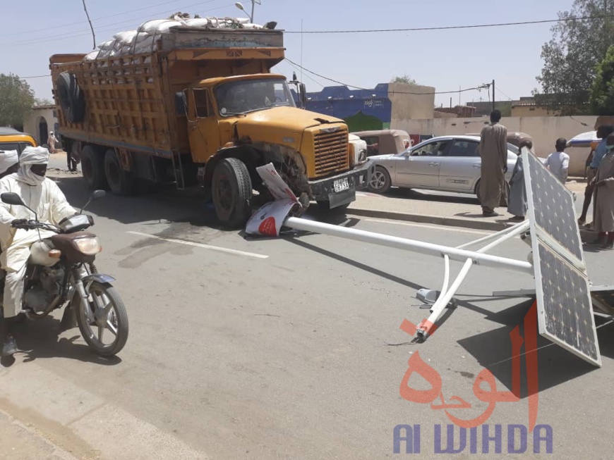 Tchad : à Abéché, un camion surchargé s'écrase contre un lampadaire. © Alwihda Info Tchad : à Abéché, un camion surchargé s'écrase contre un lampadaire. © Alwihda Info
