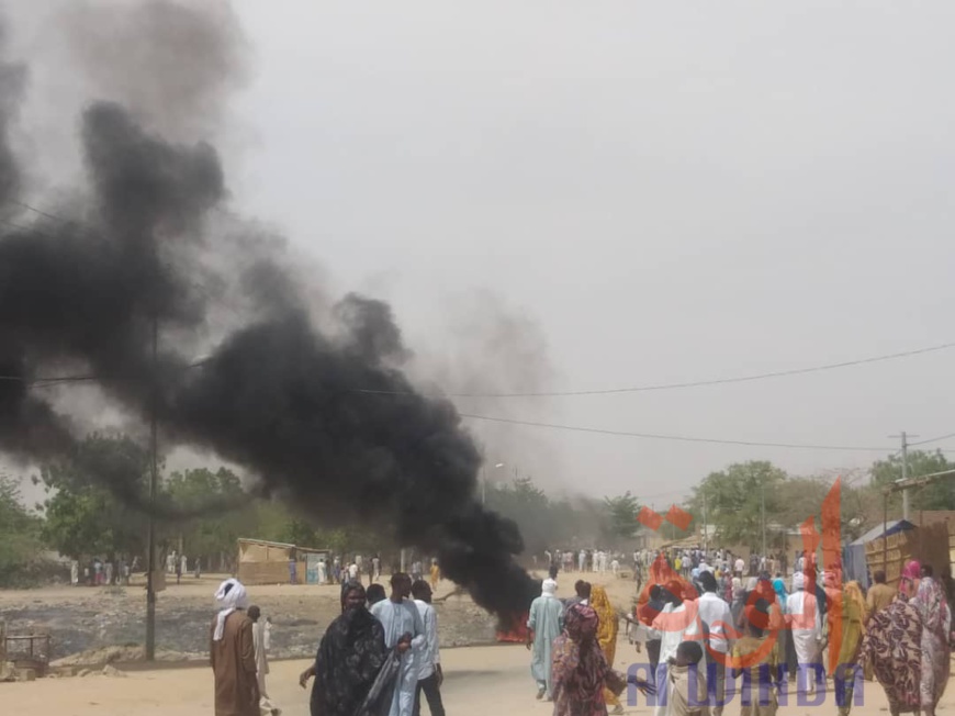 Tchad : populations en colère et motos brûlées à Abéché. © Alwihda Info Tchad : populations en colère et motos brûlées à Abéché. © Alwihda Info