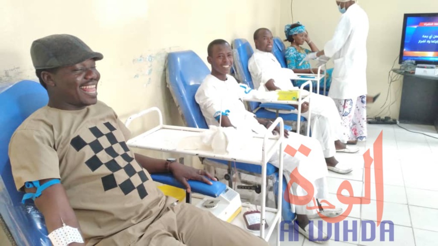 Des tchadiens donnent leur sang pour les militaires blessés au Lac. © Djibrine Haïdar/Alwihda Info Des tchadiens donnent leur sang pour les militaires blessés au Lac. © Djibrine Haïdar/Alwihda Info
