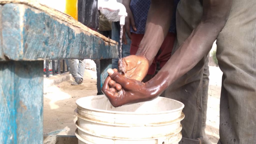 Un jeune se lave les mains avec de l'eau à N'Djamena. Illustration. © Djibrine Haïdar/Alwihda Info Un jeune se lave les mains avec de l'eau à N'Djamena. Illustration. © Djibrine Haïdar/Alwihda Info