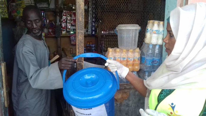 Tchad / Covid-19 : des kits d'hygiène distribués de porte-à-porte à N'Djamena. © Abakar Chérif Hamid/Alwihda Info