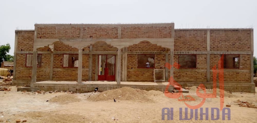 Tchad : à Laï, la population construit un siège pour la mairie. © Éric Guedi/Alwihda Info