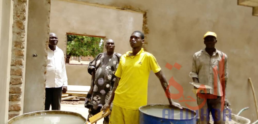 Tchad : à Laï, la population construit un siège pour la mairie. © Éric Guedi/Alwihda Info