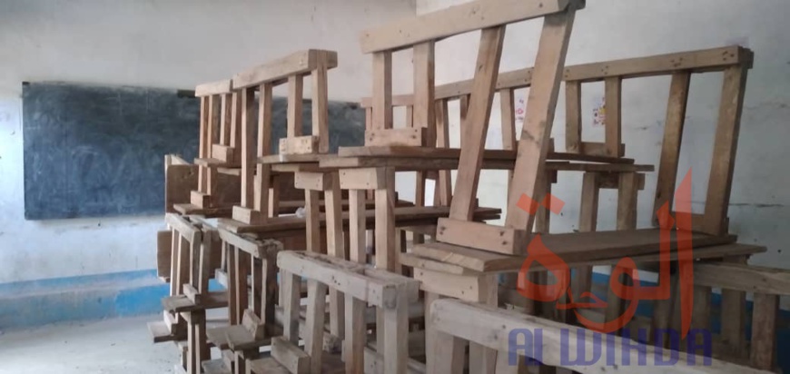 Des bancs entassés dans un établissement de N'Djamena. © Djibrine Haïdar/Alwihda Info Des bancs entassés dans un établissement de N'Djamena. © Djibrine Haïdar/Alwihda Info